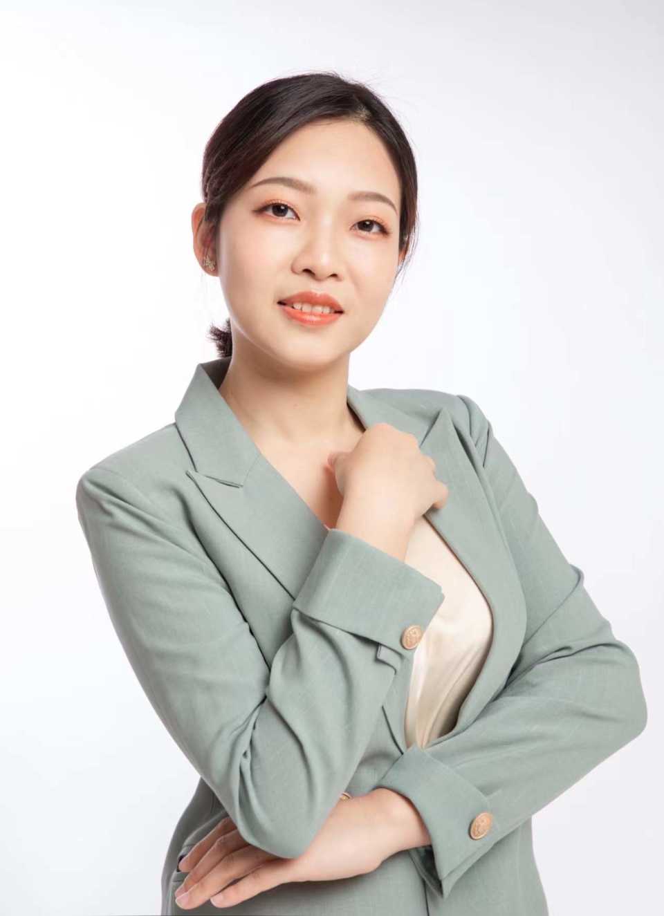 今年的政府工作报告，我读出了三个字：给钱、给脸、给机会