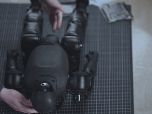 稚晖君发布启元Q1：背包级个人AI机器人实现技术突破