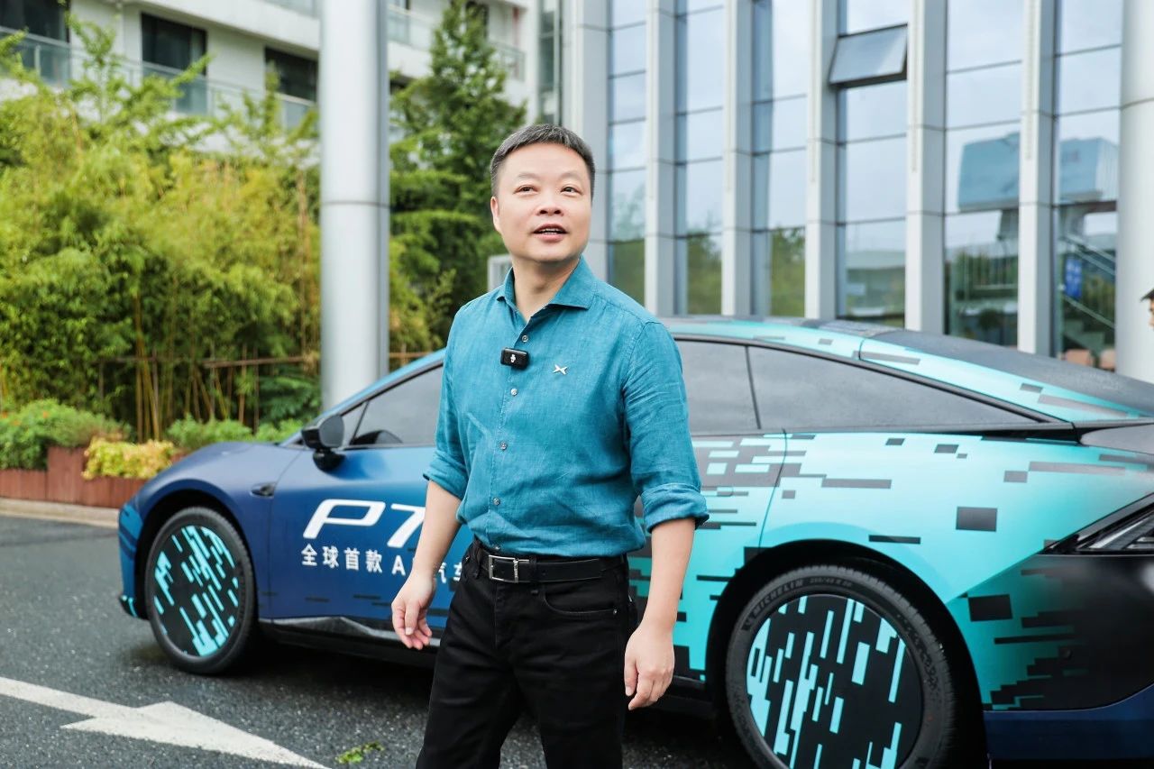 小鹏汽车CEO何小鹏驾驶“全球首款AI汽车”亮相2024云栖大会