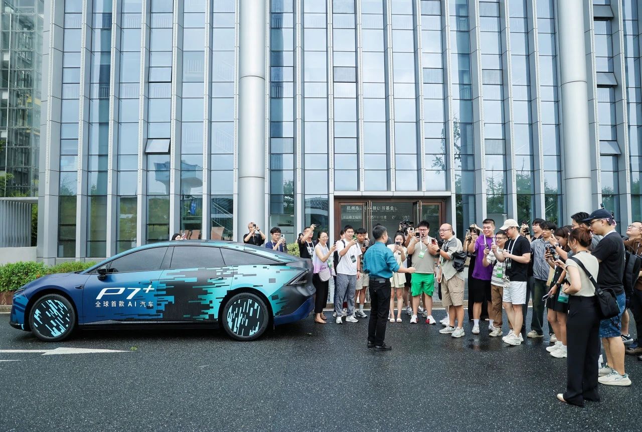 小鹏汽车CEO何小鹏驾驶“全球首款AI汽车”亮相2024云栖大会