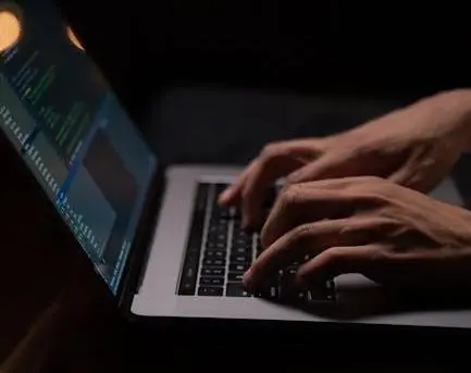 黑客可利用 AI 拦截HDMI 线缆泄露的电磁辐射，远程窃取屏幕信息