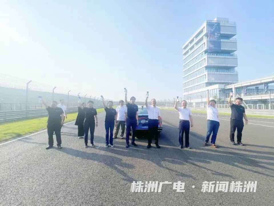 无人驾驶赛车“天猿”在湖南株洲首发