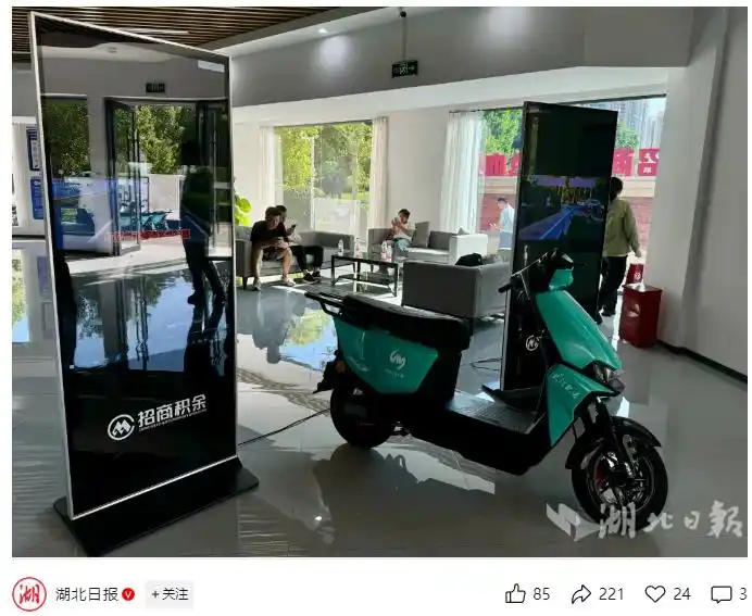 武汉“放大招”：全国首辆AI外卖配送车闪亮登场